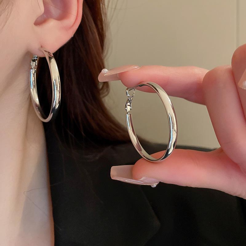 High-End Silver Geometric Round Earrings - Elegant and Simple for Everyday Style