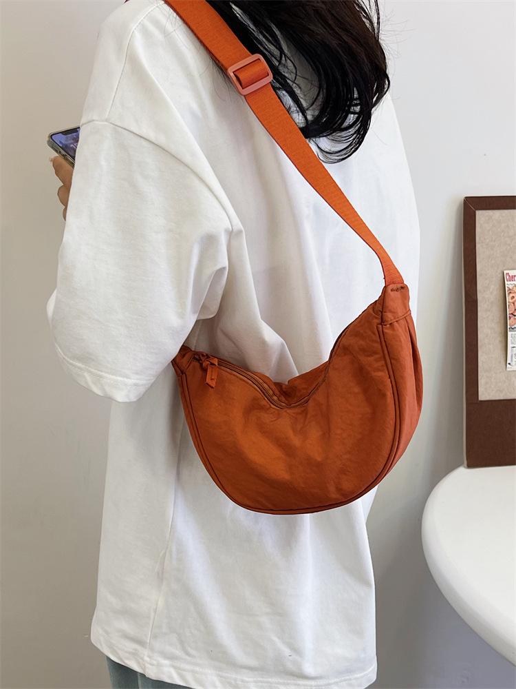 Geantă Trendy pentru Femei 2025 din Nailon Tip Gălușcă - Ușoară, Mică, Purtată pe Diagonală, pe Umăr și sub Braț, Geantă din Pânză