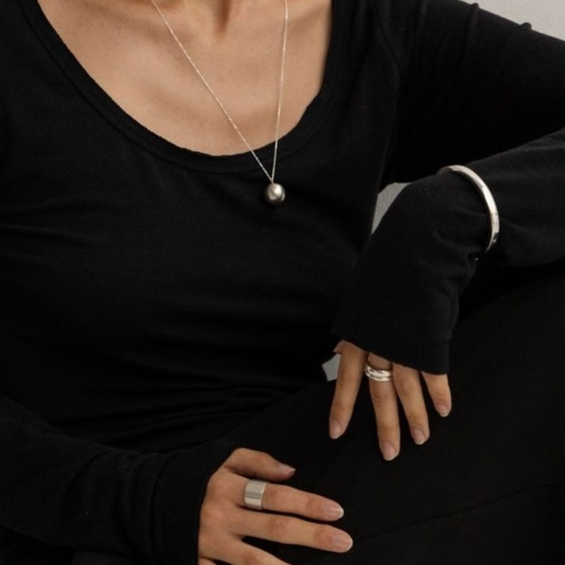 THE ACHROMATIC SIMPLE BOLD BANGLE BRACELET