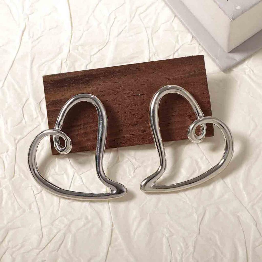 Simple and creative design sense Hollow personality Alloy love stud earrings Elegant and versatile Valentine's Day fashion