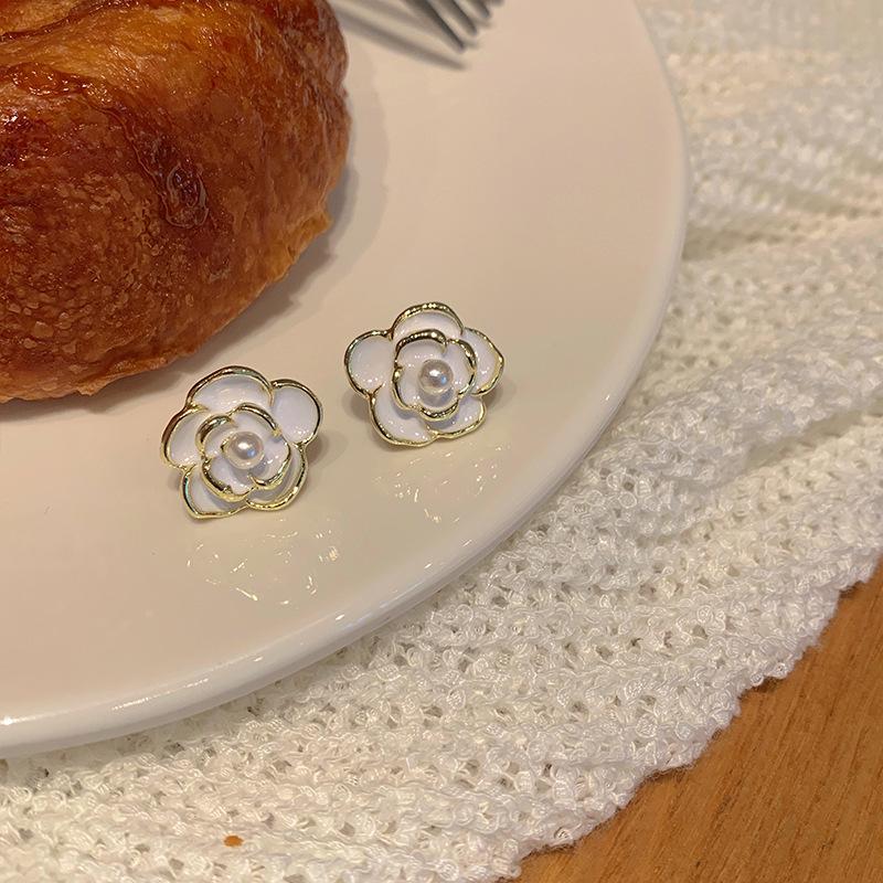 Boucles d'oreilles tendance haut de gamme en argent, cristal et perle 2023: Déclaration Exquise, Luxe Léger pour Femmes