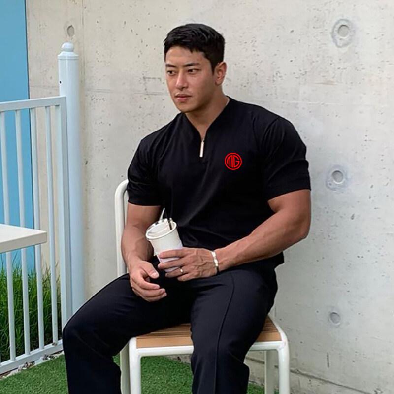 

Muscleguys новая мужская футболка Slim Fit с v-образным вырезом и коротким рукавом для фитнеса, повседневный хлопковый топ в стиле хип-хоп, летняя модная базовая футболка для тренажерного зала, бодибилдинга L чёрный