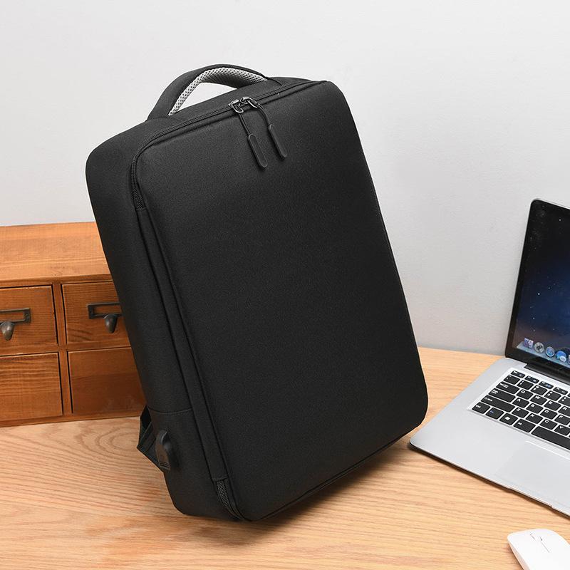 Ce sac à dos est un sac à dos d'ordinateur portable polyvalent pour les voyages d'affaires pour hommes.