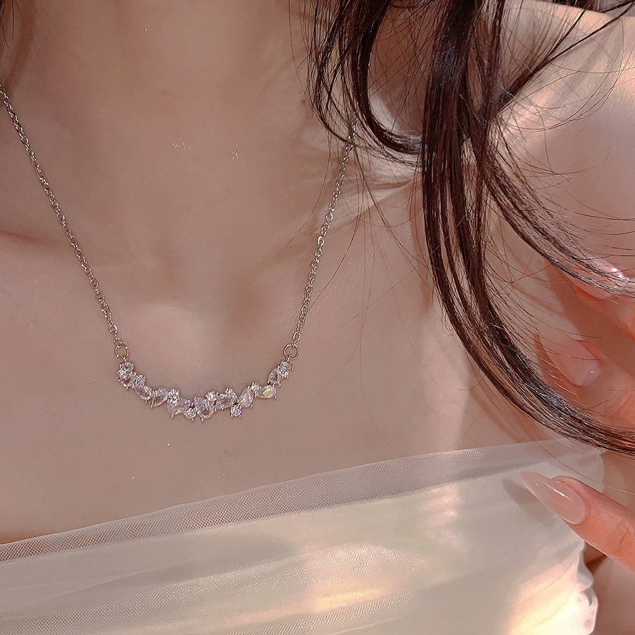 

Ожерелье с бриллиантами и цветком глицинии, женский стиль, изысканный простой дизайн, ниша, легкая роскошь, премиум-класса, универсальная цепочка на ключицу