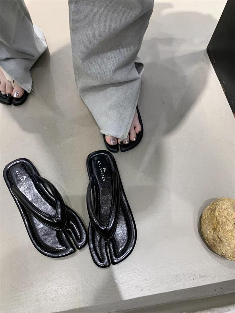 

Повседневные тапочки с раздвоенным носком из свиной шкуры женские летние тапочки 2025 года нескользящая повседневная домашняя обувь универсальные нишевые пляжные классные тапочки 35 чёрный