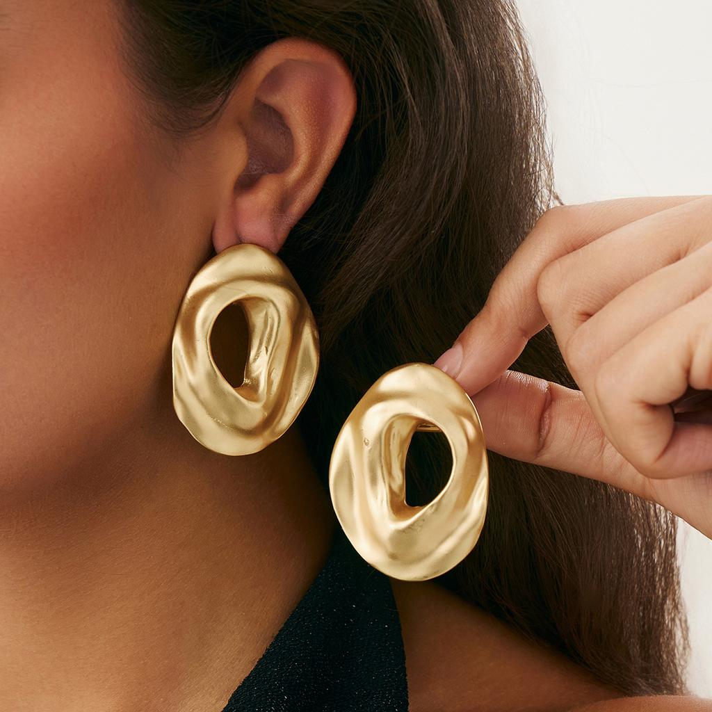 Design Sense Metal Pleated U-Shaped Stud Earrings Creative Irregular Kink Hollow Earrings