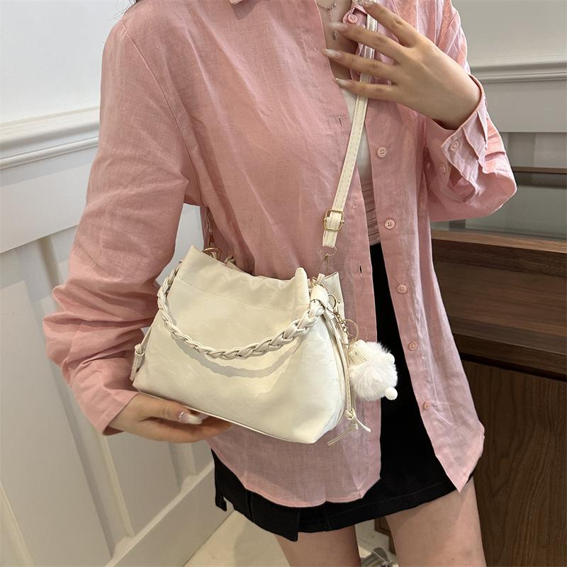 This year's popular bag women 2025 new casual versatile messenger bag summer out small bag portable bucket bag