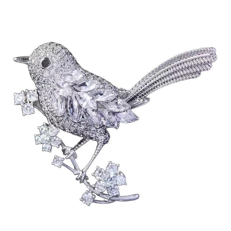Japanese High-End Magpie Brooch – Cute, Colorful, Anti-Exposure Pin for Distinctive Style & Personality