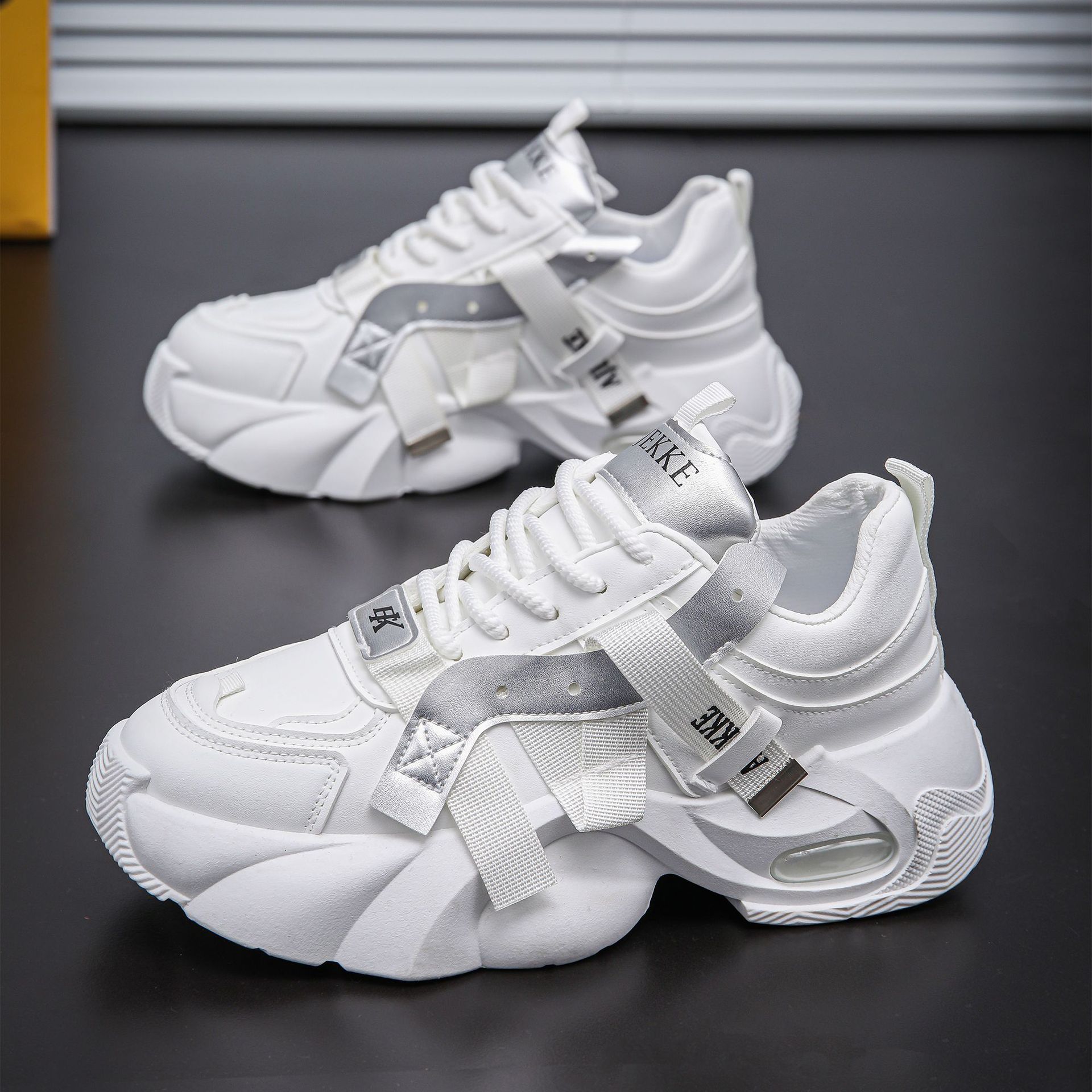 

Men Winter Casual Outdoor Sports Sneakers New Casual Versatile Classic Fashion Shopping Shoes Youth Thick soled Height Increasing Running 44