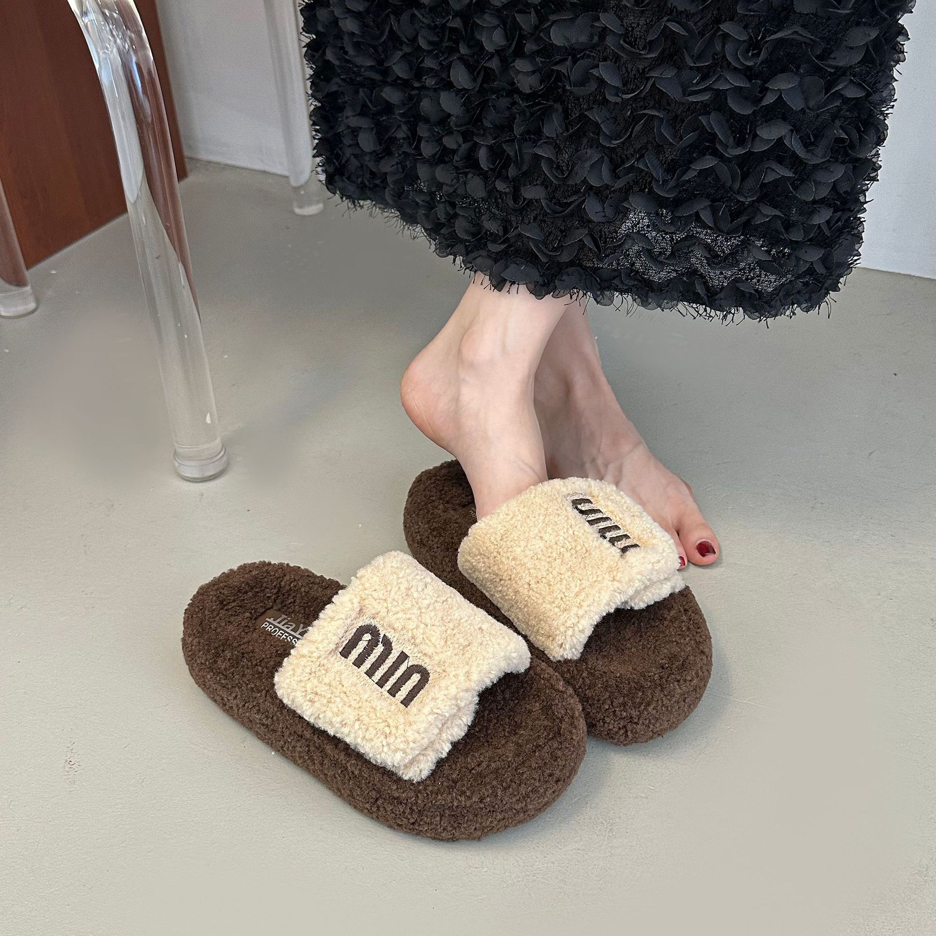 

Thick bottom fluffy slippers women wear 2025 new autumn and winter lamb fluffy Internet celebrity fashion home cotton slippers 35