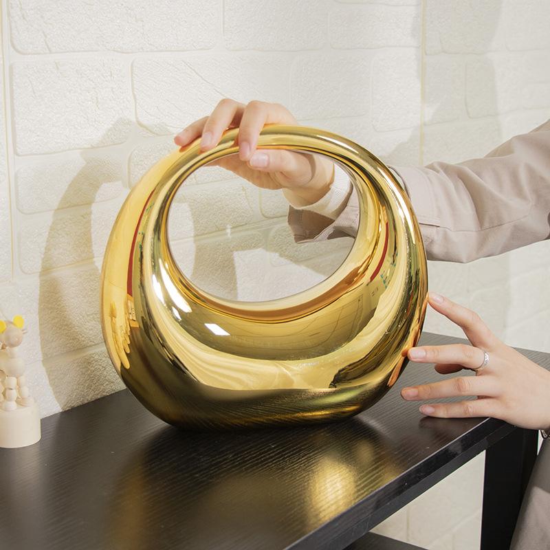 

Internet celebrity acrylic bag 2025 new European and American fashion glossy personality design ins women messenger dumpling bag золотий