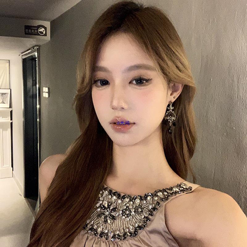 Retro Court Style Black Diamond Tassel Earrings with Peach Tea Gorgeous Female Lead Vibe.