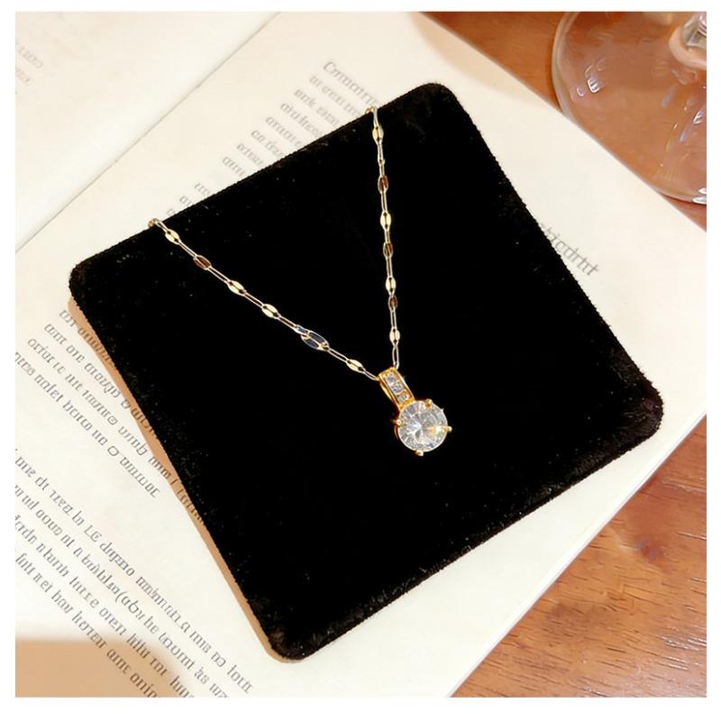 Four Claw Inlaid Zircon Simple Light Luxury Titanium Steel Clavicle Necklace