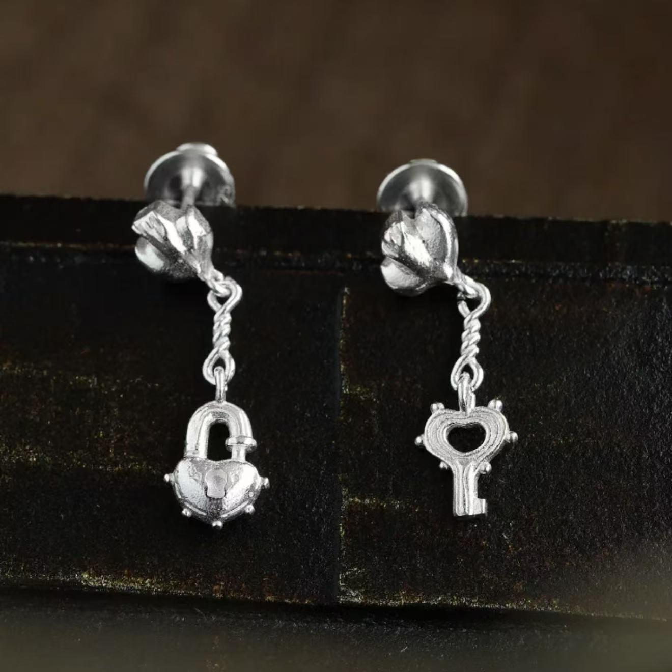 Retro Heart Lock Key Pendant Necklace - Versatile, Elegant Sweater Chain