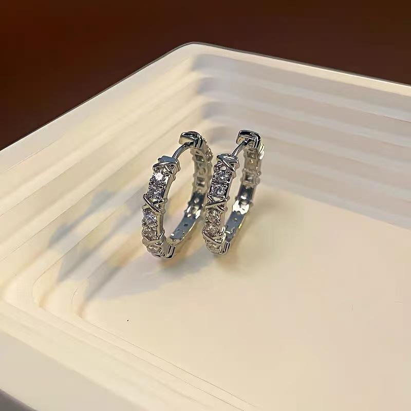 

Серьги из циркония One Size серебряный