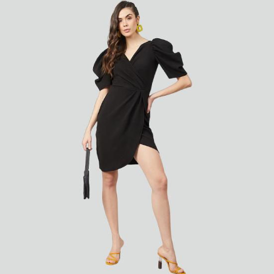 Czarna sukienka typu tulipan z kopertowym dekoltem i obszernymi rękawami