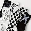 7 Paar Schwarz Weiß Bedruckte Unisex Mid-Tube Socken Modische Karierte Buchstaben Weiche Bequeme Atmungsaktive Paar Freizeit Socken