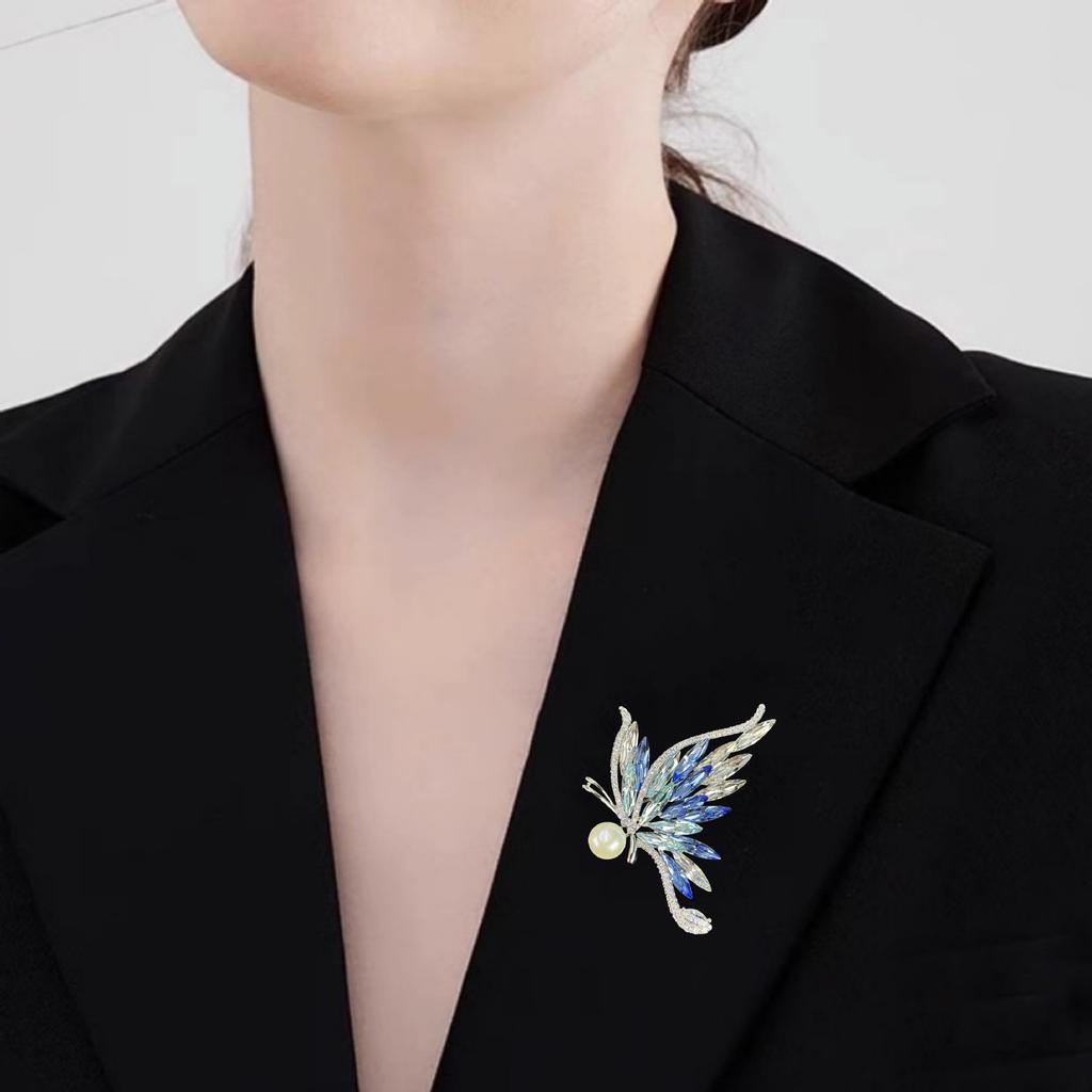 Trendy Gradient Crystal Butterfly Brooch Exquisite Elegant Brooch Pin for Women Ladies Fashion Accessories Jewelry Gift