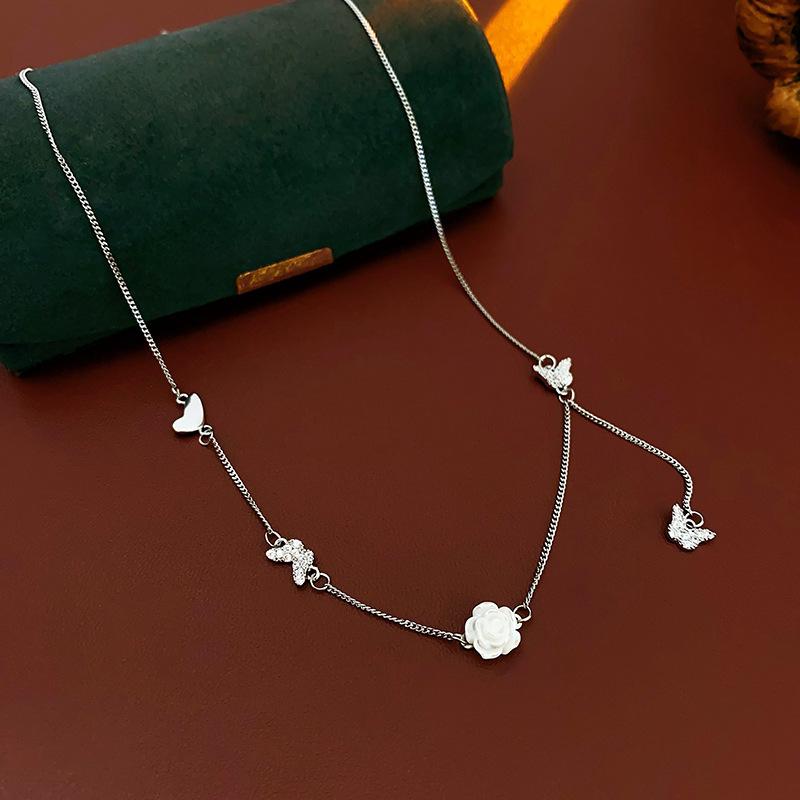 

Ожерелье-чокер с подвеской в виде бабочки, с искусственным жемчугом и кристаллами, универсальная высококлассная цепочка для ключицы, нишевый дизайн, женские украшения