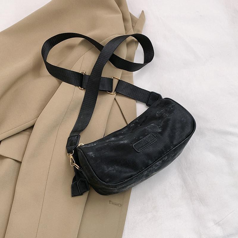 

Сумка-бостон Большая вместимость 2024 Новая женская сумка через плечо Crossbody Однотонная Повседневная сумка-подушка Уличная мода Канва чёрный