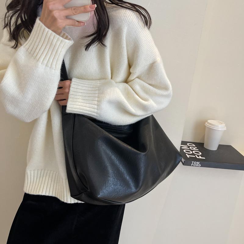 Velká crossbody taška z měkké kůže v minimalistickém stylu, na jedno rameno a pod paži