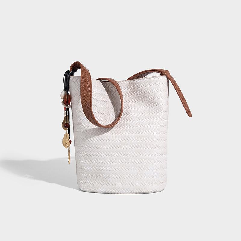 

2025 New Niche Handheld Woven Bucket Bag Retro Light Luxury High-end Tote Shoulder Fashion Bag for Women Beige（without Pendant