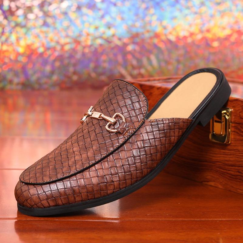 Slippers men's bags and embroidered bag heads wear sandals when they go out, and men's loafers with one foot.