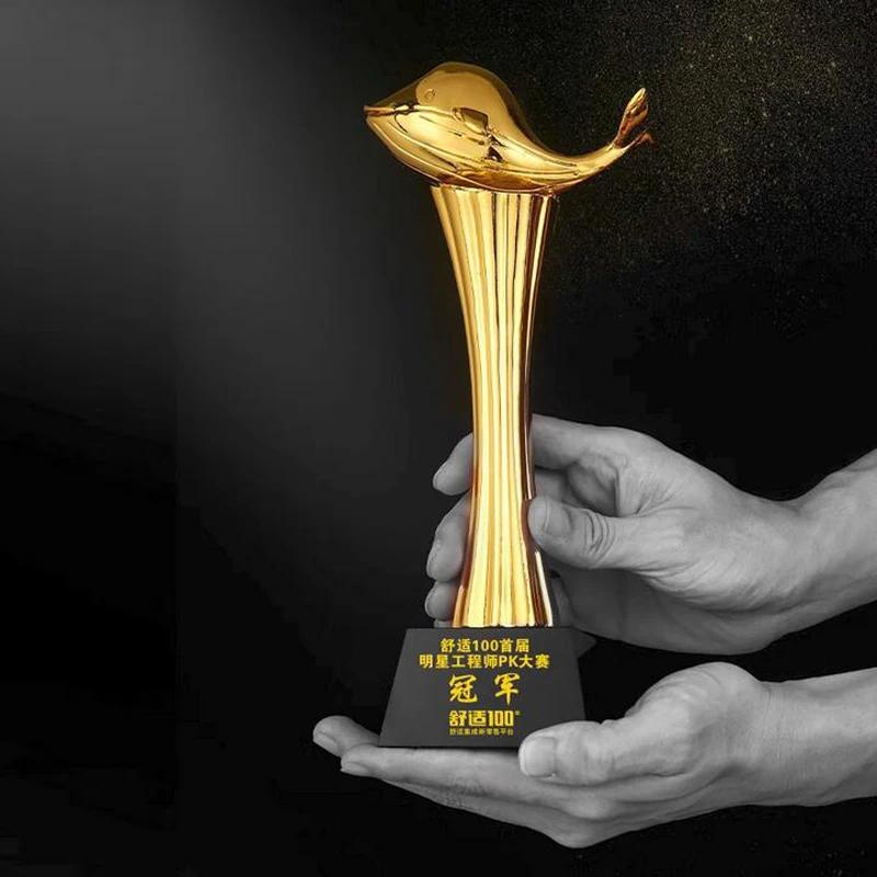 Trofeo personalizzato in resina a forma di delfino, Artigianato per la decorazione della casa Base in cristallo Scrittura Creativo Nuoto Dorato Cerimonia di premiazione eccellente, 1 pezzo