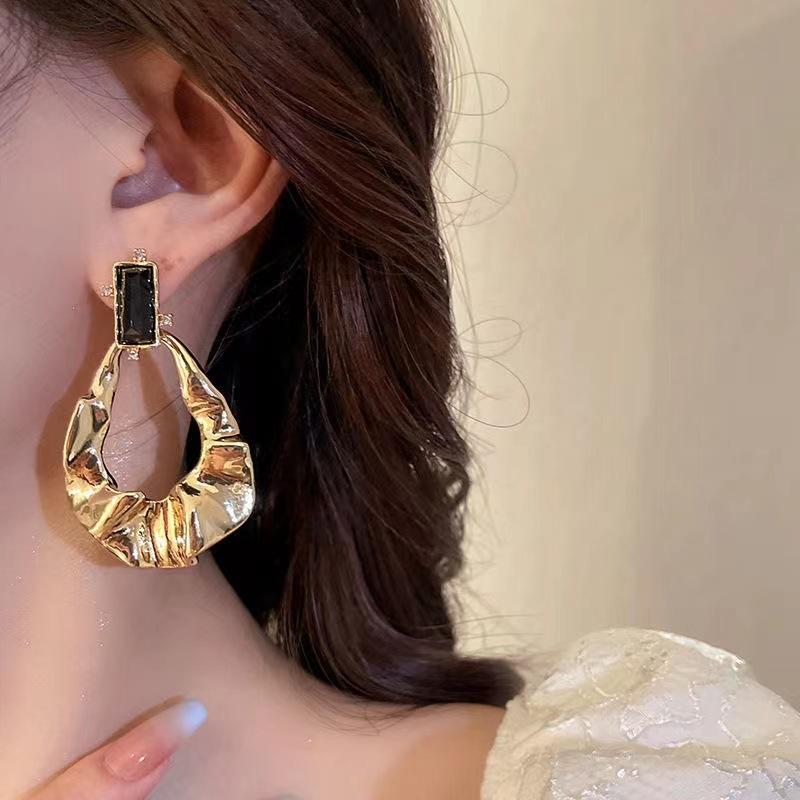 Diamond Studded Irregular Metal Pleated Earrings With Geometric Earrings Design Sense