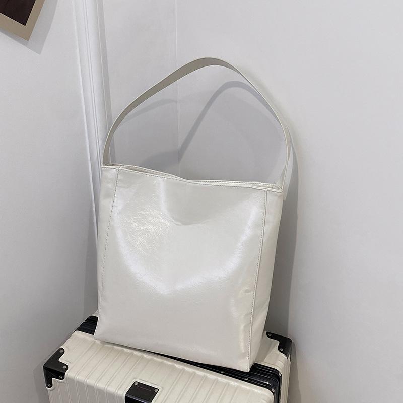 Large-capacity Retro-style Single-shoulder Bag, Popular for Commuting, Bucket Bag with Simple Design