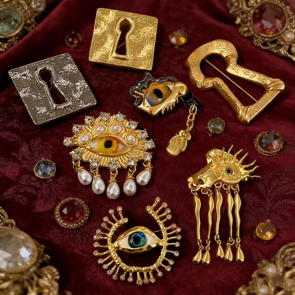 British Style Metal Eyeglasses Brooch - Unisex Retro Woolen Coat Accessory for Women