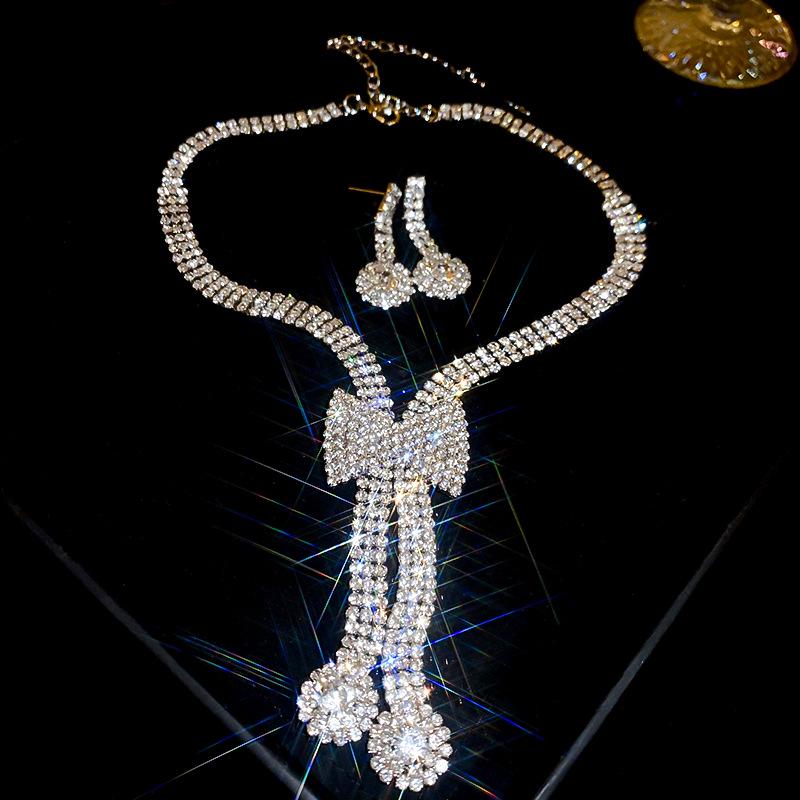 

Комплект из 2 предметов: роскошные геометрические серьги-пусеты с бриллиантами в форме банта и ожерелье для женщин