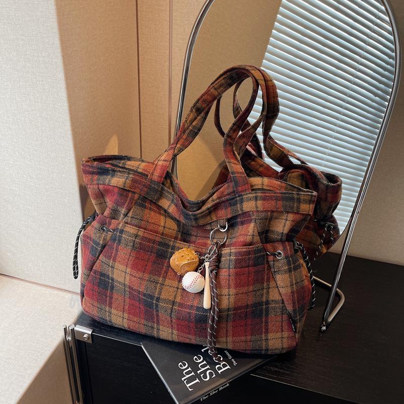 Plaid tote bag women's large-capacity new autumn and winter versatile pleated shoulder bag class commuter bag