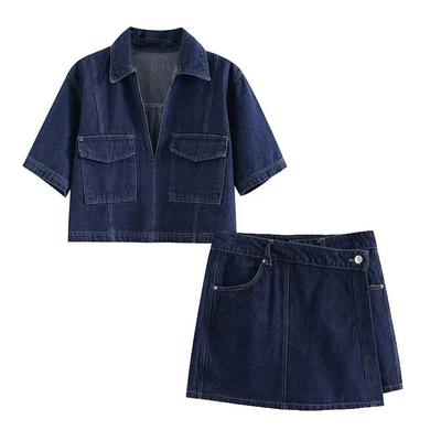 Modisches 2-teiliges Set für Damen mit Klapptaschen-Dekoration, kurzem Klappkragen und schmaler Passform, Jeansoberteil + asymmetrischem Jeansrock