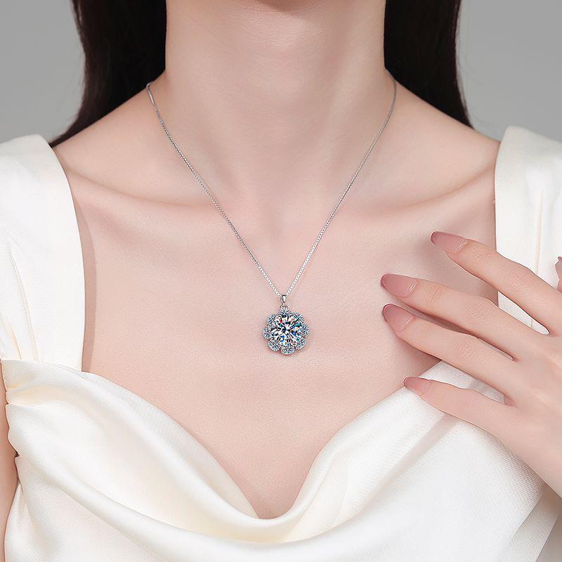 Yin Baichuan S925 Sterling Silver Sunflower Moissanite Necklace for Women - Luxurious, Elegant, and Exquisite Festival Gift.