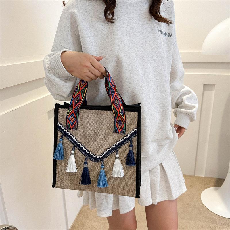 

Женская сумка большой вместимости летняя с бахромой хлопково-льняная на плечо модная стильная сумочка синий