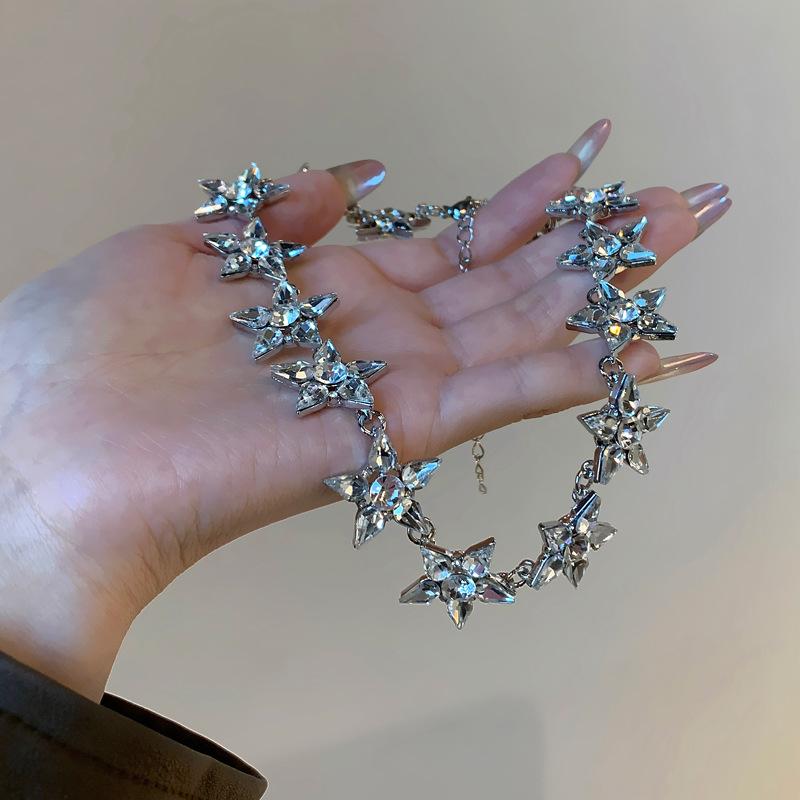 Diamantbesetzte Stern-Spleiß-Halskette Damen-Choker High-End-Schlüsselbein-Kette Einfache leichte Luxus-Mode Vielseitige Halskette Großhandel