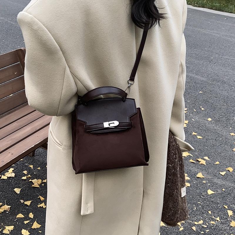 

Retro messenger bag, premium bag 2025 new commuter student bag, shoulder portable small square bag. 20.5*9*21