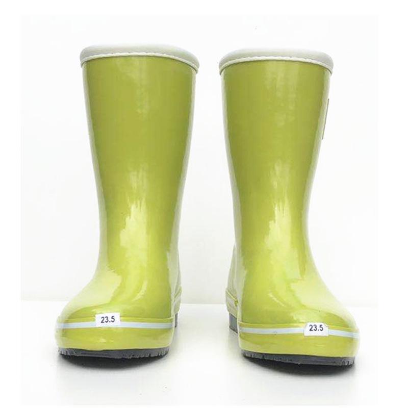 Women's Lightweight Mid-Tube Rubber Rain Boots - Fashionable, Soft, and Sweat-Absorbing for All Seasons.