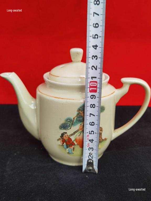 Vintage 70s-80s Nostalgic Teapot - Retro Decor and Film Props
