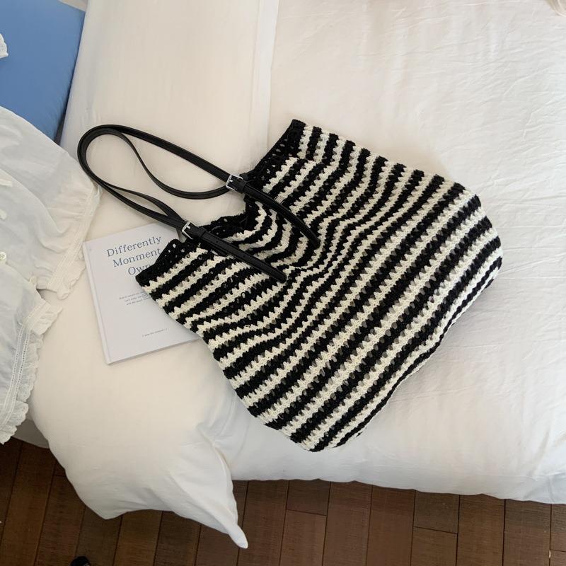 

Niche versatile contrasting striped knitted tote bag lazy wind large capacity summer casual shoulder messenger bag чорний