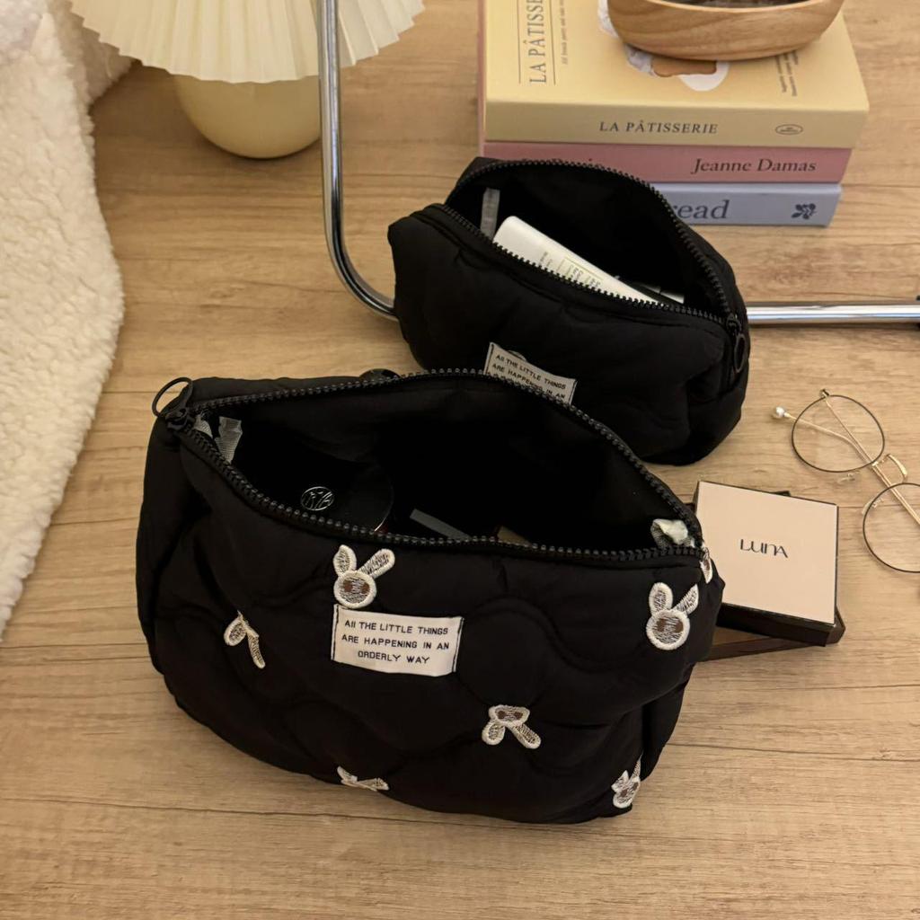 Wysokiej klasy czarna haftowana kosmetyczka z królikiem – Duża pojemność do przechowywania kosmetyków i przyborów toaletowych w podróży