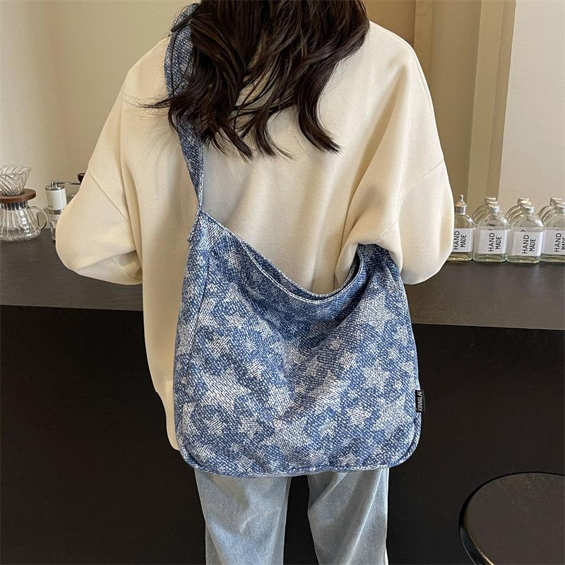 Женская большая вместительная пригородная сумка через плечо — фото 4