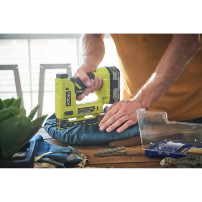 RYOBI - Agrafeuse 18V ONE+ - agrafes dos 9,4 mm, longueur 6,35 mm à 14,3 mm - chargeur 90 agrafes + Agrafes et crochet - R18ST50-0
