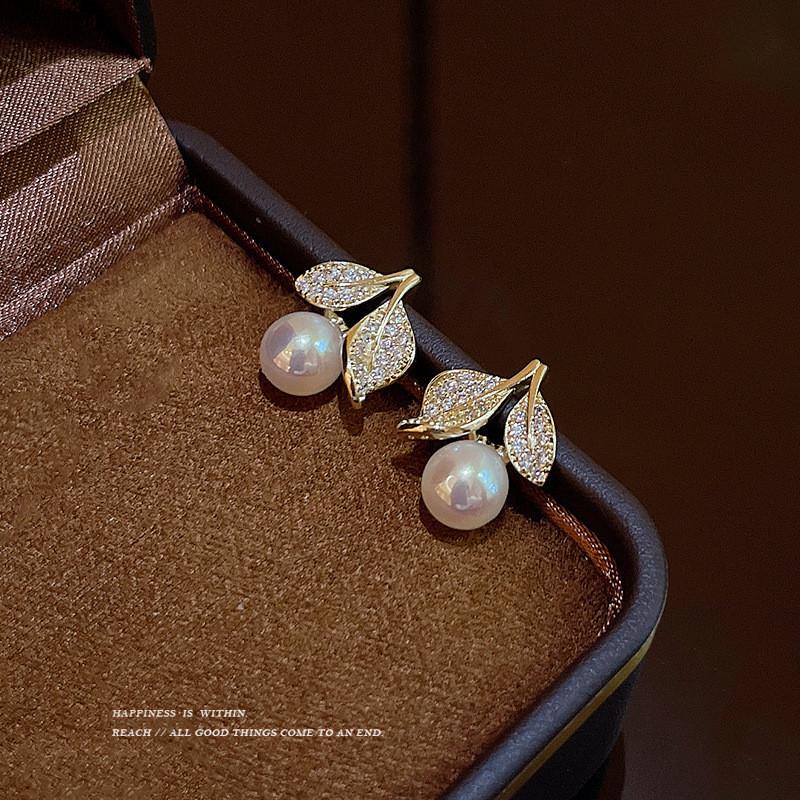 

Leaf Pearl Stud Earrings