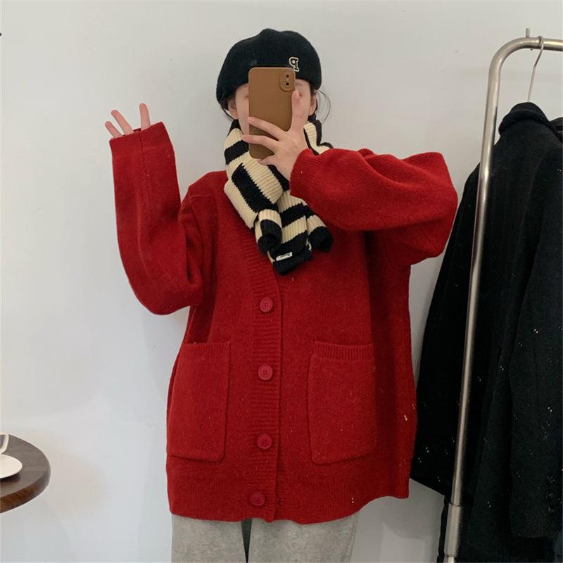 

Женский вязаный кардиган в корейском стиле с V-образным вырезом и большими карманами, осень/зима 2024 года — свободный и приталенный свитер. One Size красный