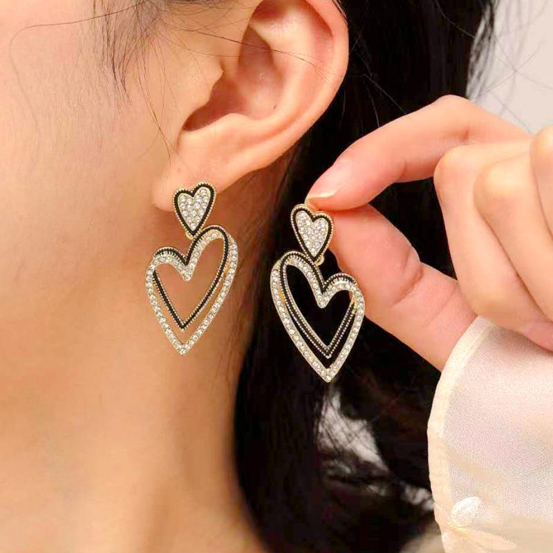 

Серьги «Кошачий глаз» с геометрической формой 2024 года: Корейская мода осень/зима, дизайн, стройнящий лицо