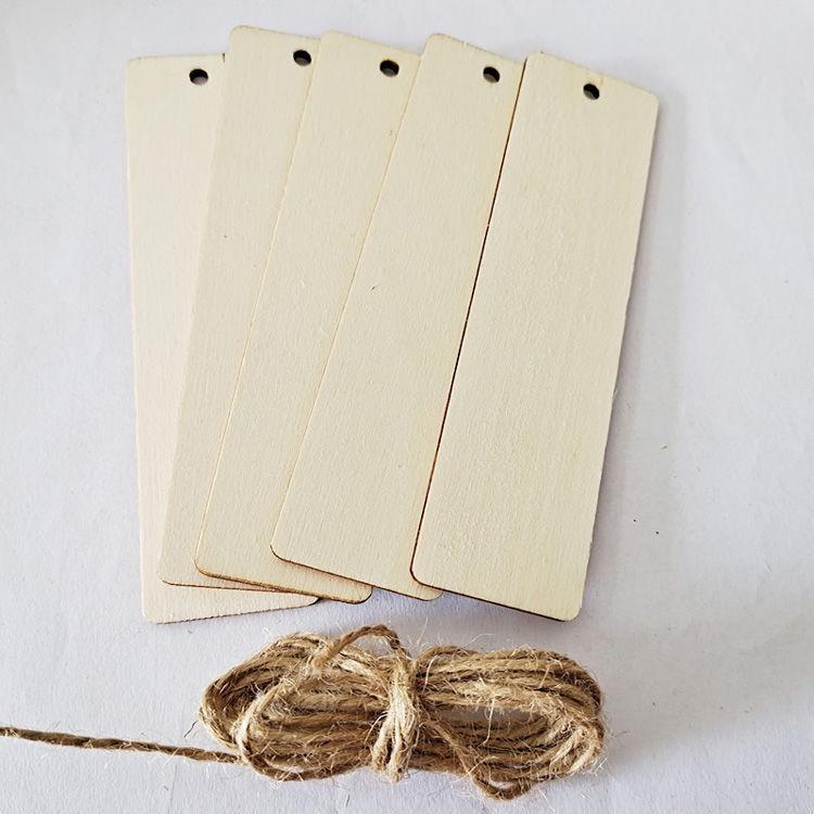 Gravovaná dřevěná karta s přáním s prázdnou visačkou a závěsnou cedulkou