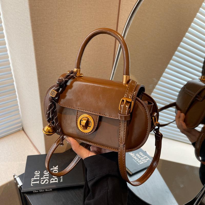 Small bag women's autumn and winter retro new fashion niche design messenger bag portable small bag