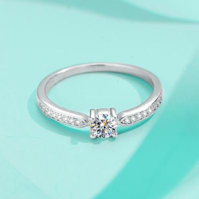 Anillo de plata S925 anillo de moissanita para niñas S925 simple y de moda de cuatro puntas ligero de lujo pequeño y sutil con incrustaciones anillo de moda personalizado